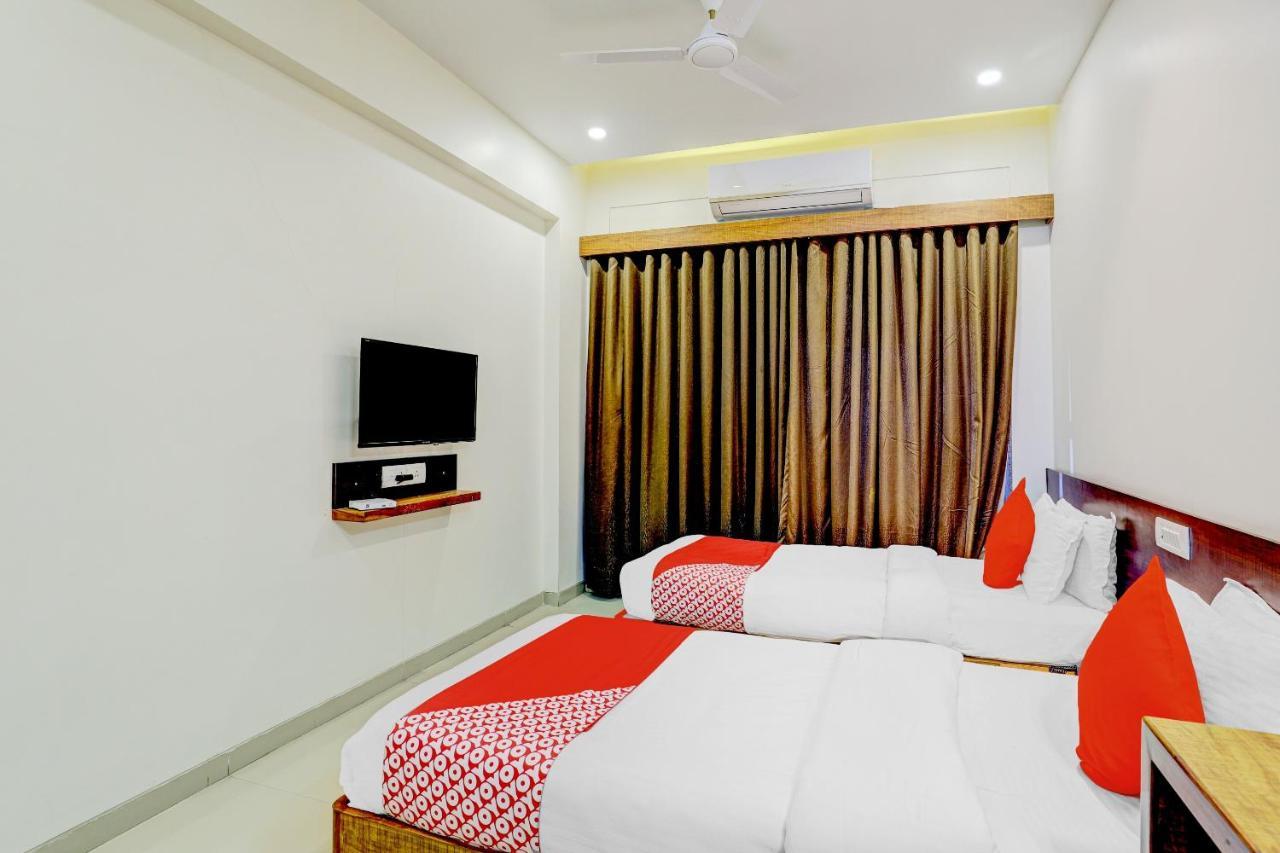OYO 77491 Hotel Shreenath Valsad Exterior foto