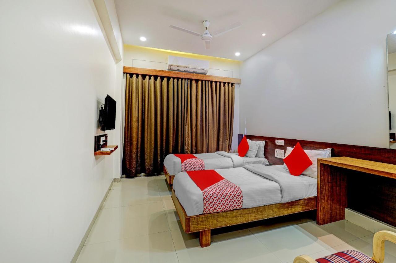 OYO 77491 Hotel Shreenath Valsad Exterior foto
