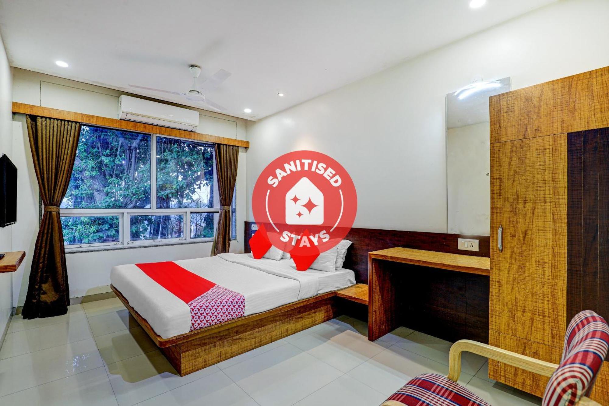 OYO 77491 Hotel Shreenath Valsad Exterior foto