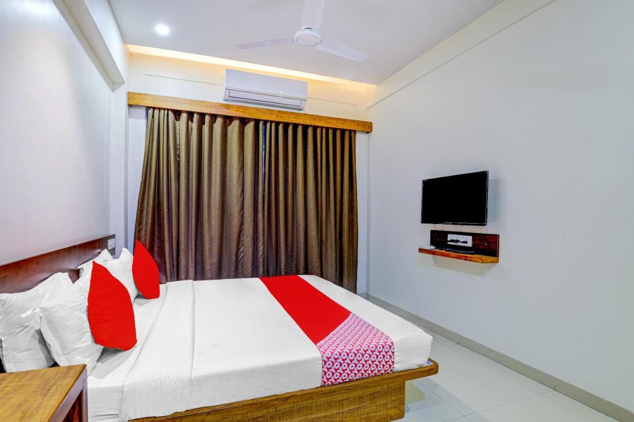 OYO 77491 Hotel Shreenath Valsad Exterior foto